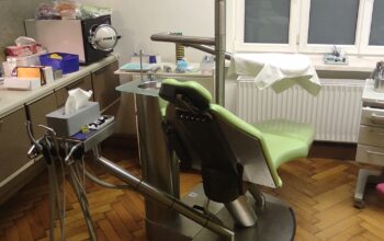 Stomatoloska stolica sa svom prastecom opremom